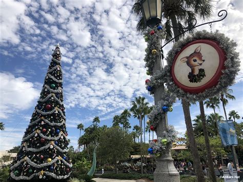 Photos Christmas Decor Adds A Flurry Of Fun To Disneys Hollywood