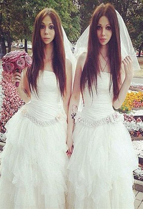 俄罗斯两名双性人结婚 一同扮女人穿婚纱女人白色婚纱凤凰资讯