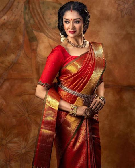 Vimala Raman Resembles A Bride In This Red Kanchipuram Saree