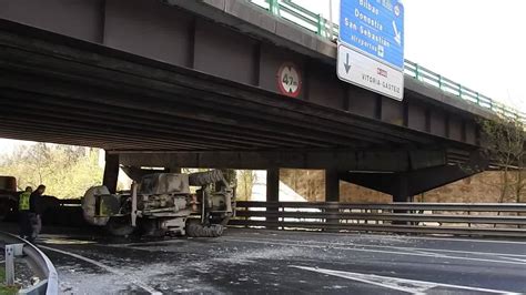 Vuelca Un Cami N Tras Chocar Contra Un Puente En Galdakao El Correo