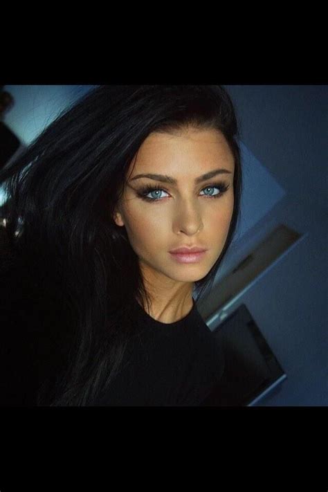 Femme Brune Fine Et Aux Magnifiques Yeux Bleus Telegraph