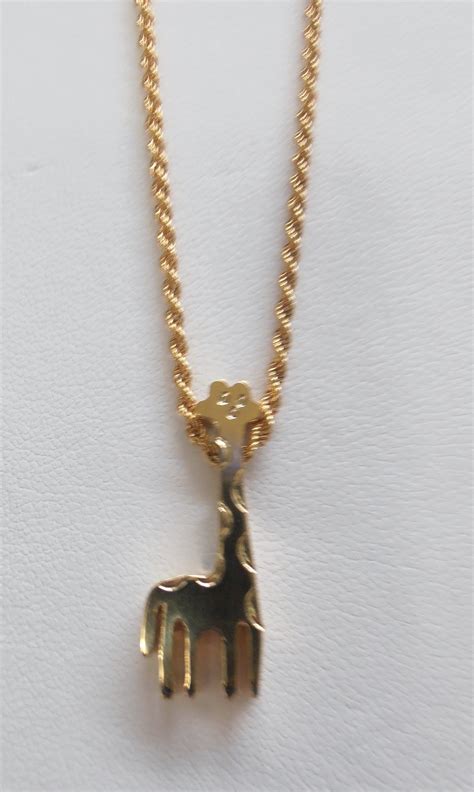 que tal este regalo para mamá dije en oro de 18k enforma de jirafa hecho a mano joyas marcel