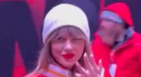 Social Media Is Losing Their Minds Over Taylor Swifts Special Playoffs Outfit At Freezing Cold