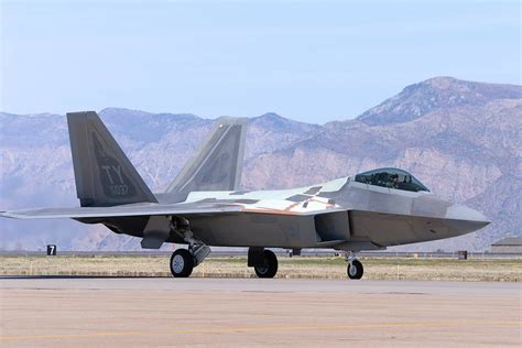 Cazas F 22 Raptor De La Fuerza Aérea De Ee Uu Enfrentan Escasez De