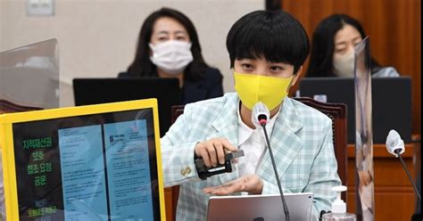 문정복 더불어민주당 의원은 14일 자신이 류호정 정의당 의원에게 막말을 했다며 정의당이 사과를 요구한 데 대해 당시 상황을 왜곡하고 있다고 반박했다. 류호정, '삼성전자 국회 출입 사건 조사' 답변 없는 국회에 ...
