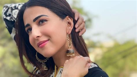 Ushna Shah Tests Positive For Covid 19 Urges Everyone To Get