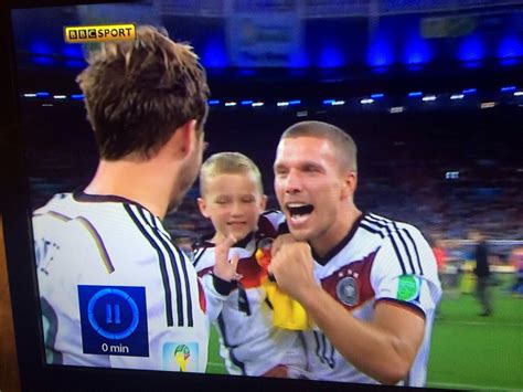 Galatasaray'ın alman yıldızı lukas podolski, milli takım kariyerine i̇ngiltere ile oynanan maçla son noktayı koydu. Podolski celebrates with his son : Gunners