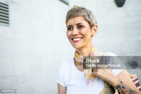 아름다운 중년 여자 사진 성년 여자에 대한 스톡 사진 및 기타 이미지 성년 여자 짧은 머리 흰머리 Istock