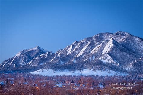 Photo Flatirons And The City Of Boulder In Winter Just Before Sunrise