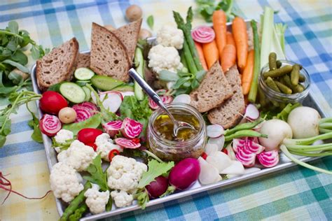 Sono appena trascorsi i festeggiamenti del bagna cauda day, tre giorni dedicati alla salsa calda più amata dai piemontesi.questo piatto tipico della tradizione contadina, nato probabilmente in provenza, ha conquistato nel tempo l'austera borghesia sabauda per sbarcare anche oltreoceano. Bagna Cauda traditionnelle (trempette piémontaise ...