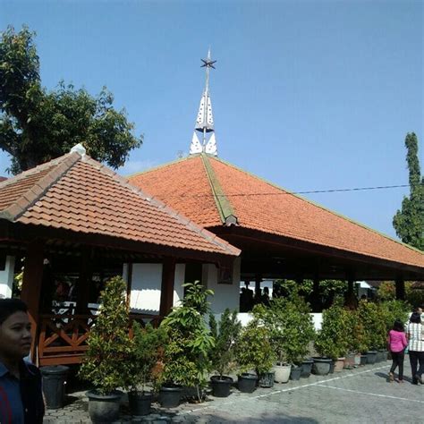 Museum dan gereja terbuka oleh masyarakat umum, walaupun bukan pemeluk agama katolik. Gereja Katolik Santa Perawan Maria Fatima, Sragen ...