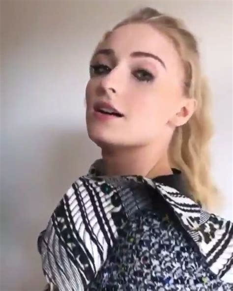 Pin By Dodolrkc On Celebrities Video Maisie Williams Sophie Turner
