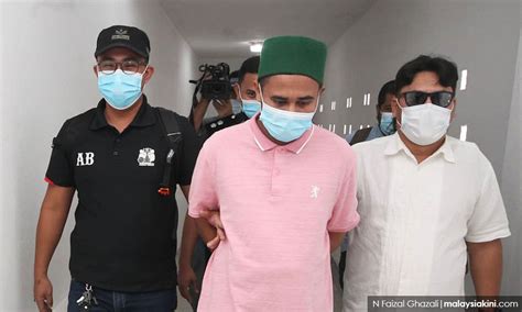 Kota bharu:seorang ustaz yang juga pengusaha madrasah di kelantan yang lebih dikenali sebagai 'ustaz budak' hari ini dihadapkan ke mahkamah majistret di sini atas pertuduhan melakukan. 'Ustaz Budak' berdepan 3 lagi dakwaan jenayah seksual