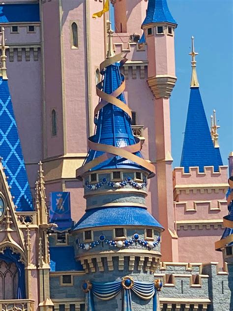 Video Check Out The Last Spire Being Decorated For Cinderella Castles