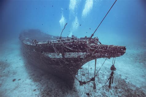 The Amazi G Year Old Shipwreck Is Bei G Explored Derwater By The