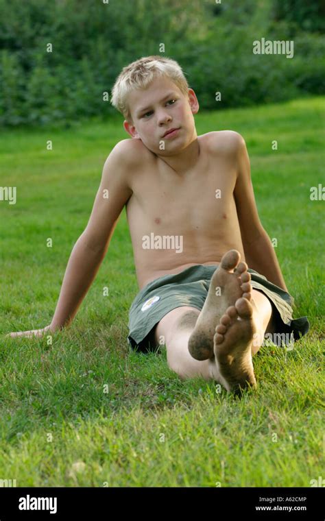 Porträt Von Barfuß Junge Mit Schmutzigen Füßen Sitzen In Der Wiese Stockfotografie Alamy