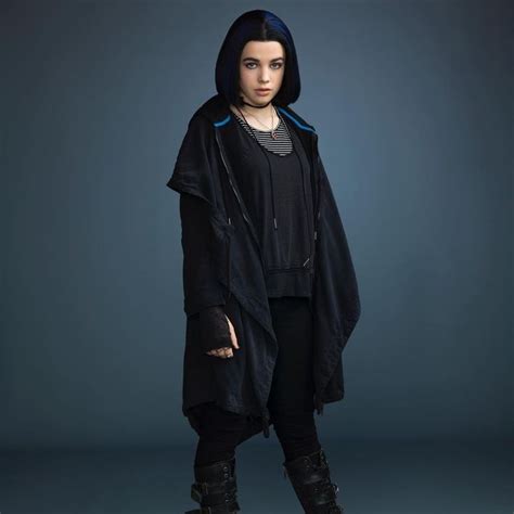 Teagan Croft As Rachel Roth Aka Raven In Titans Season Roupas De Hogwarts Estilo Swag