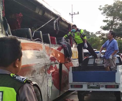 Berita Foto Kecelakaan Maut Bus Mira Vs Bus Pariwisata Di Nganjuk