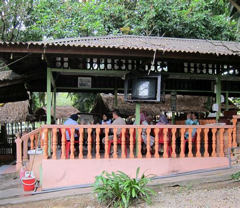 Restoran zz is set under shady trees and seating is arranged in little pavilions under separate thatched attap roofs. Mee Rebus Tulang "Gearbox" @ Restoran ZZ Sup Tulang in ...