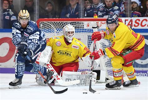 Eishockey Del Duell Der Torjäger Bei Deg Gegen Iserlohn