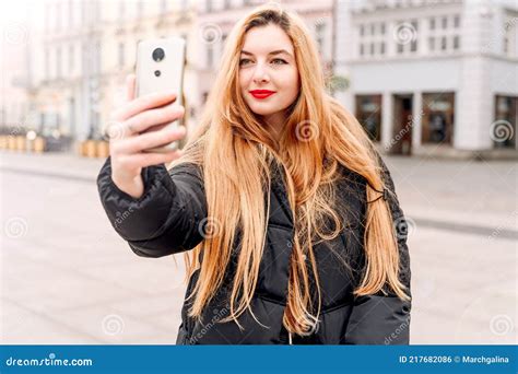 linda garota tira foto jovem selfie posando para as redes sociais foto de stock imagem de rede