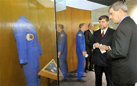 Ontdek de perfecte stockfoto's over jean pierre harrison en redactionele nieuwsbeelden van getty images kies uit premium jean pierre harrison van de hoogste kwaliteit. Kalpana Chawla display at UTexas Arlington - collectSPACE ...