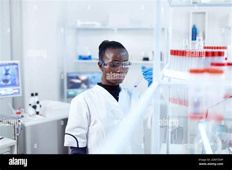 Black Doctor Microscope Banque Dimage Et Photos Alamy