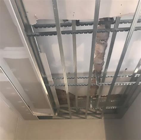 E' la struttura che regge i pannelli di cartongesso e può essere realizzata in diversi modi, anche con un'orditura autoportante, qualora si voglia creare un soffitto a membrana, non ancorato al soffitto sovrastante ma solo alle pareti perimetrali. Controsoffitto in cartongesso e i suoi mille usi