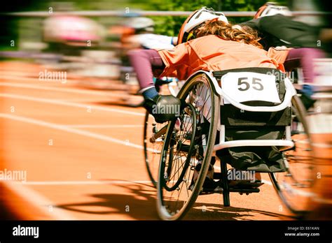 Athleten Bei Einem Rollstuhl Rennen In Einem Stadion Mit