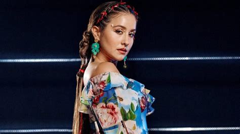 Denise Rosenthal lanzó nuevo tema y lo anunció con un topless