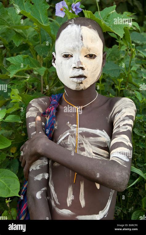 Surma Junge Mit Körper Gemälde Kibish Omo River Valley Äthiopien Afrika Stockfotografie Alamy