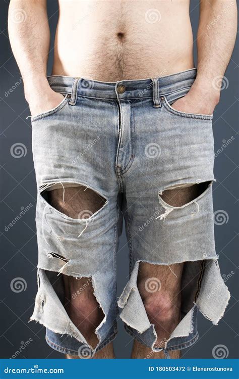 Hombre Irreconocible Con Jeans Azules Rasgados En Cuerpo Desnudo Con