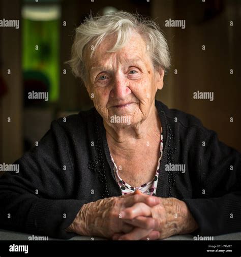 grand mère portrait d une femme âgée photo stock alamy