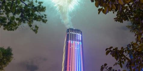 Mit seiner quadratischen grundfläche und 196 metern höhe war er lange zeit das höchste und repräsentativste gebäude der stadt. La nueva iluminación de la Torre Colpatria | Publimetro ...