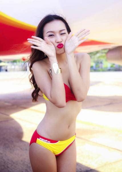Sometimes Vietnamese Airline Company S Flight Attendants Slip Into Bikinis To Put On A Show 24