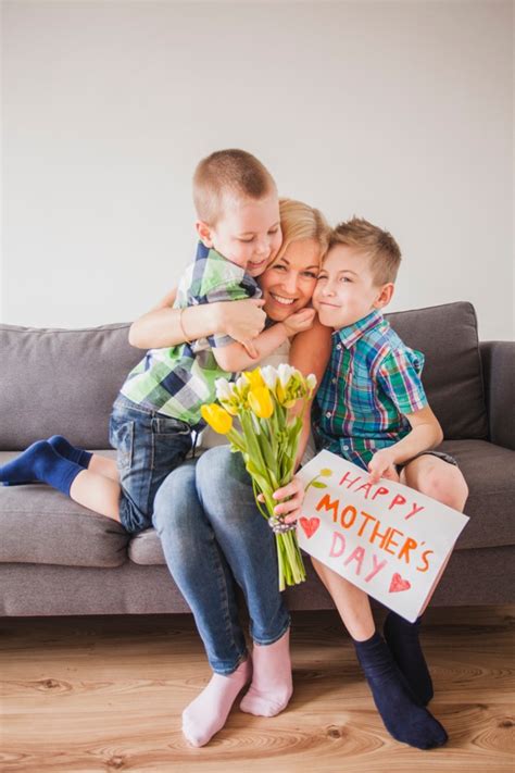 Mujer Feliz Riendo Con Sus Hijos Y Celebrando El Día De La Madre