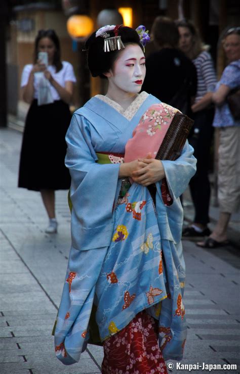 Kimono And Yukata 👘 The Traditional Japanese Clothing
