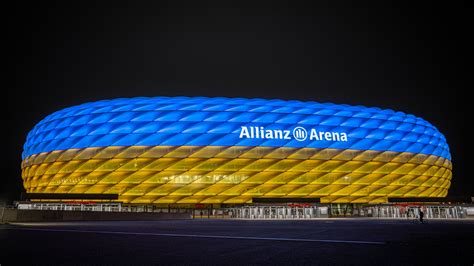 allianz arena leuchtet in farben der ukraine