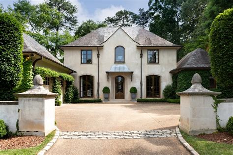 17 Exquisite Traditional Home Exterior Designs You Will Fall In Love With