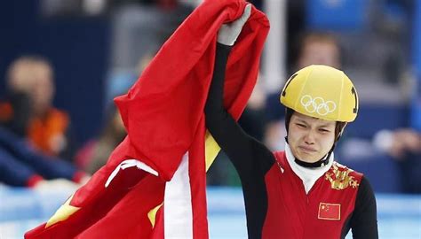 chinese speed skater li jianrou wins gold after everyone else crashes