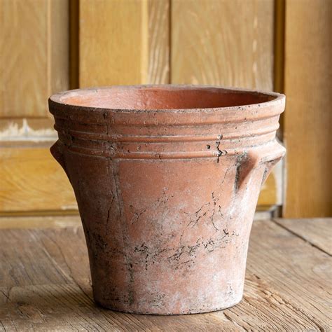 Antique Terra Cotta Pots With A Nice Vintage Look For Spring Decorating