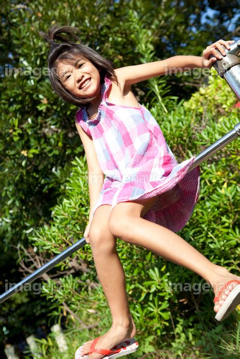 【鉄棒で遊ぶ女の子】の画像素材(10126625) | 写真素材ならイメージナビ