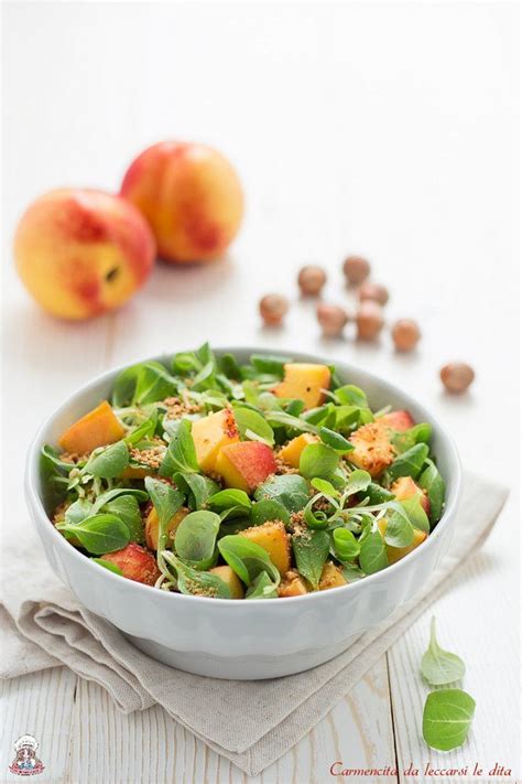 Insalata di valeriana e peschenoci con granella di ...