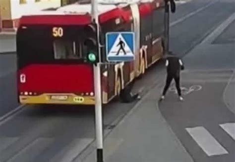 Video Girl Narrowly Misses Death As Friend ‘jokingly Pushes Her Under Moving Bus Punch