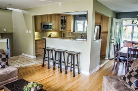 1403 Sandgate Cres Mississauga Open Concept Kitchen Living Room