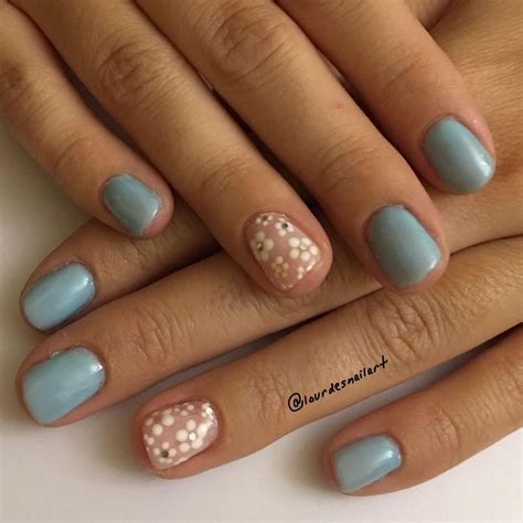 Instagram @paulina_alaiev / @nailsby_amyb / @naildorothy. uñas sencillas azules con florecillas blancas | Uñas ...