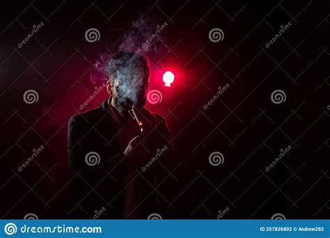 Foto De Un Hombre Fumando Sobre Fondo Rosa Foto De Archivo Imagen De