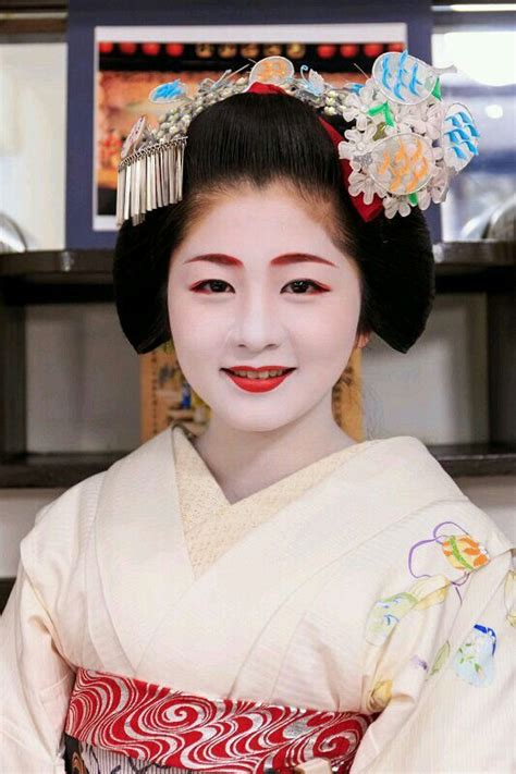 She is Maiko Her name is Satuki japan kyoto geisha maiko 芸妓 芸者 舞妓 芸妓