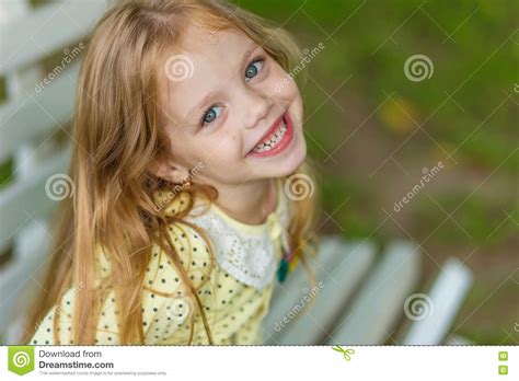 Retrato De Uma Menina Bonito Com Cabelo Louro Longo Foto De Stock Imagem De Sorriso Cara