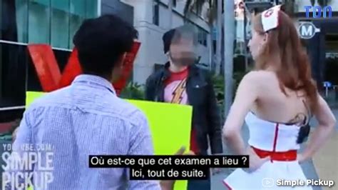 Cette Fille A Plongé Sa Main Dans Le Pantalon Des Hommes En Pleine Rue